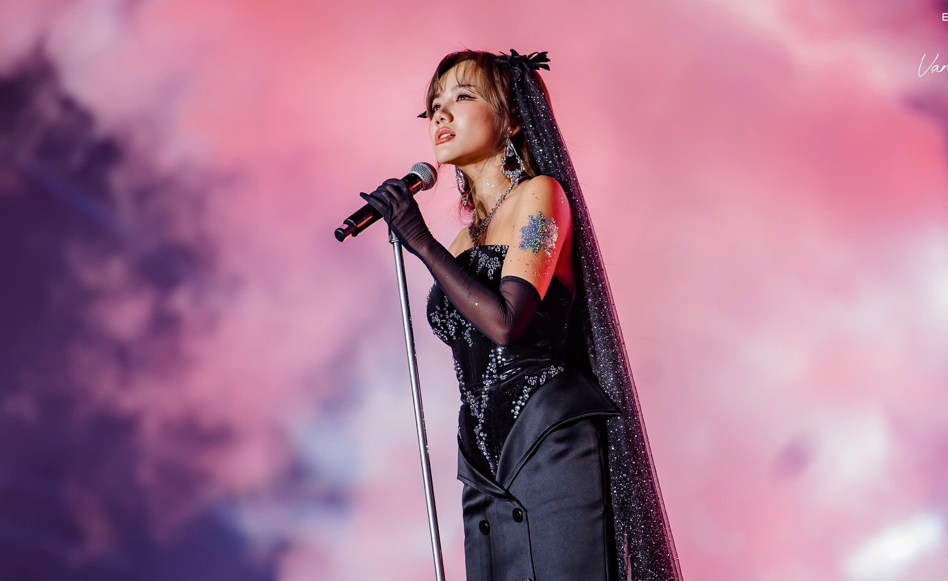 Phuong Ly brilha, o artista popular Thanh Ngoan canta Xam pela primeira vez com o grupo Phương Ly tỏa sáng, NSND Thanh Ngoan lần đầu hát xẩm cùng dàn “em xinh” - 3