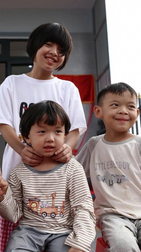 Bé Hương nghẹn ngào trong ngôi nhà mới: “Ngày này con không bao giờ quên”