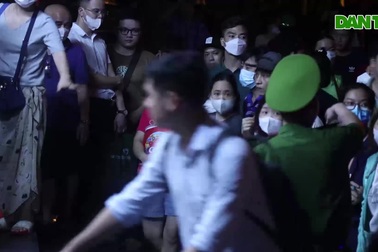 Người dân vạ vật ngày đêm nộp hồ sơ mua nhà ở xã hội