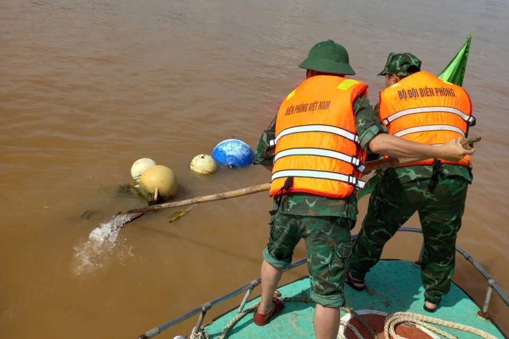 Vụ hai tàu cá chìm trong bão Bualoi: Phát hiện thi thể một ngư dân - 1 Vụ hai tàu cá chìm trong bão Bualoi: Phát hiện thi thể một ngư dân - 1