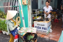 Cậu bé bụi đời bất ngờ thành ông chủ xưởng giày vì lý do đặc biệt