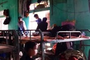 Hơn 100 học sinh chen chúc trong nhà bán trú xuống cấp