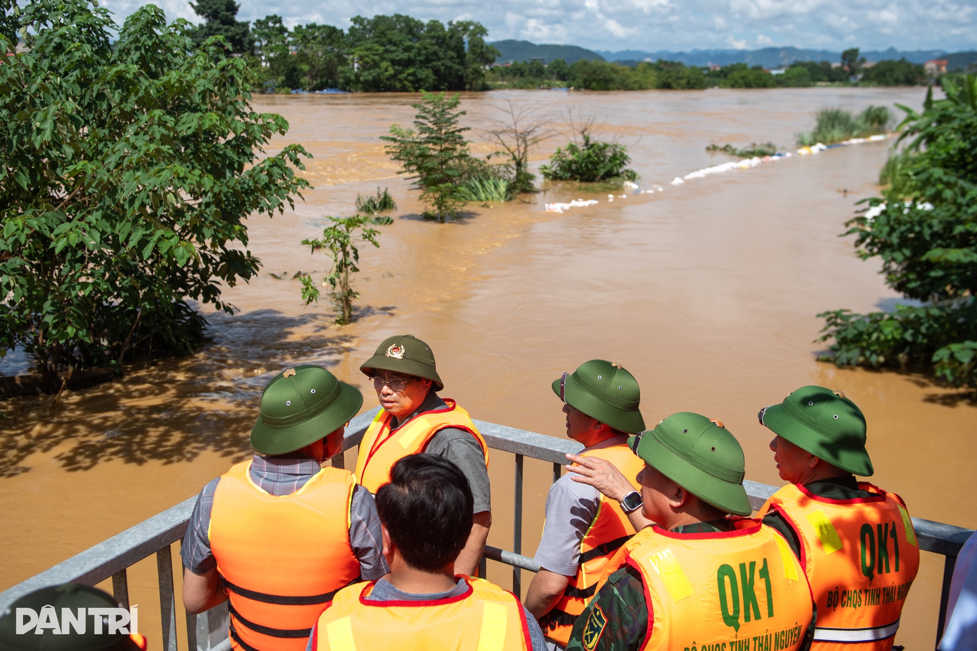 Cận cảnh vùng lụt Thái Nguyên nước dâng tận mái nhà, lút ô tô - 9