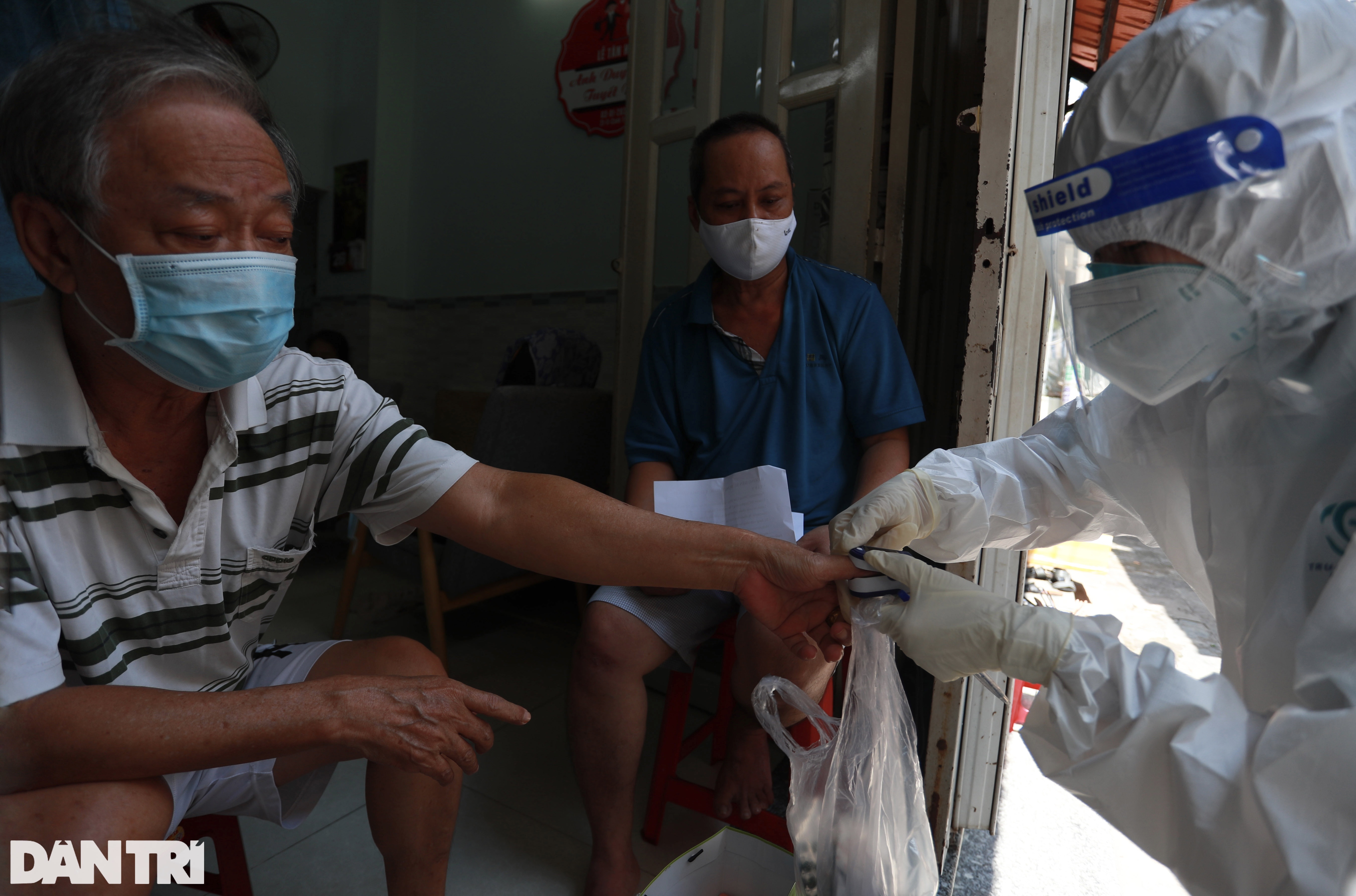 Đi từng ngõ, gõ từng nhà điều trị cho F0 ở Sài Gòn - 9 Đi từng ngõ, gõ từng nhà điều trị cho F0 ở Sài Gòn - 9