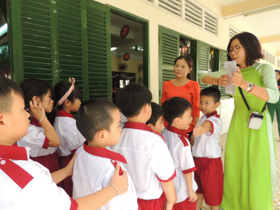 Bố mẹ mừng rớt nước mắt: “Con em có chỗ học lớp 1 rồi!” - 2 Bố mẹ mừng rớt nước mắt: “Con em có chỗ học lớp 1 rồi!” - 2