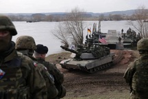 Mỹ "rục rịch" rút bớt quân tại châu Âu, trấn an đồng minh NATO