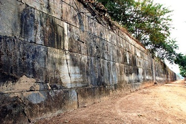 Khai quật khảo cổ tường thành công trình kiến trúc “độc nhất vô nhị” tại Việt Nam