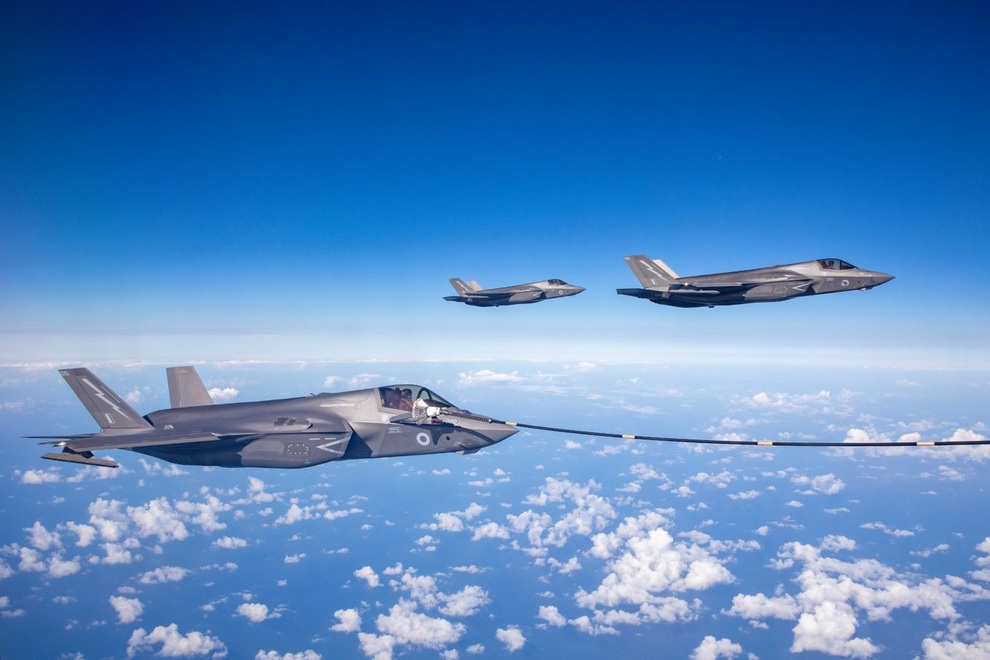 Tiêm kích F-35 dàn hàng đổ xăng trên không - 1 Tiêm kích F-35 dàn hàng đổ xăng trên không - 1
