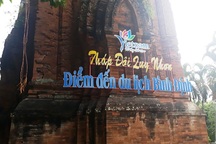 Khoan tháp Chăm treo bảng quảng bá du lịch: Giám đốc Bảo tàng Bình Định nói gì?