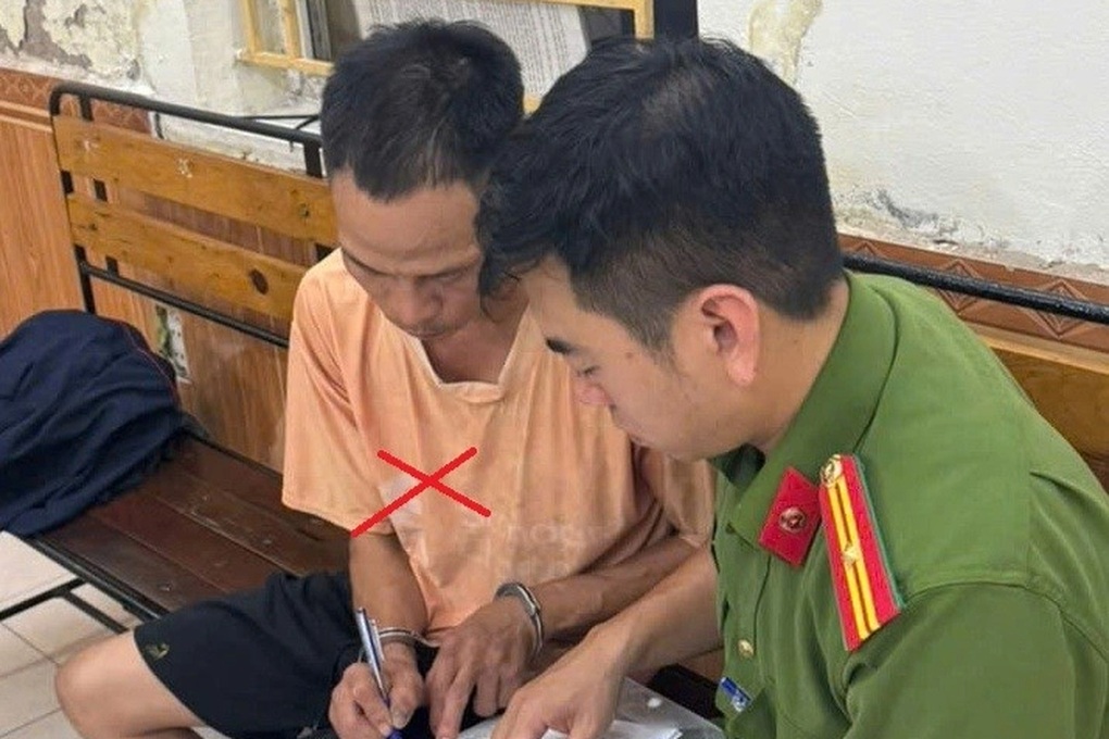 Tạm giữ người bố xích chân, kéo lê con trai trên đường ở Hải Phòng - 1 Tạm giữ người bố xích chân, kéo lê con trai trên đường ở Hải Phòng