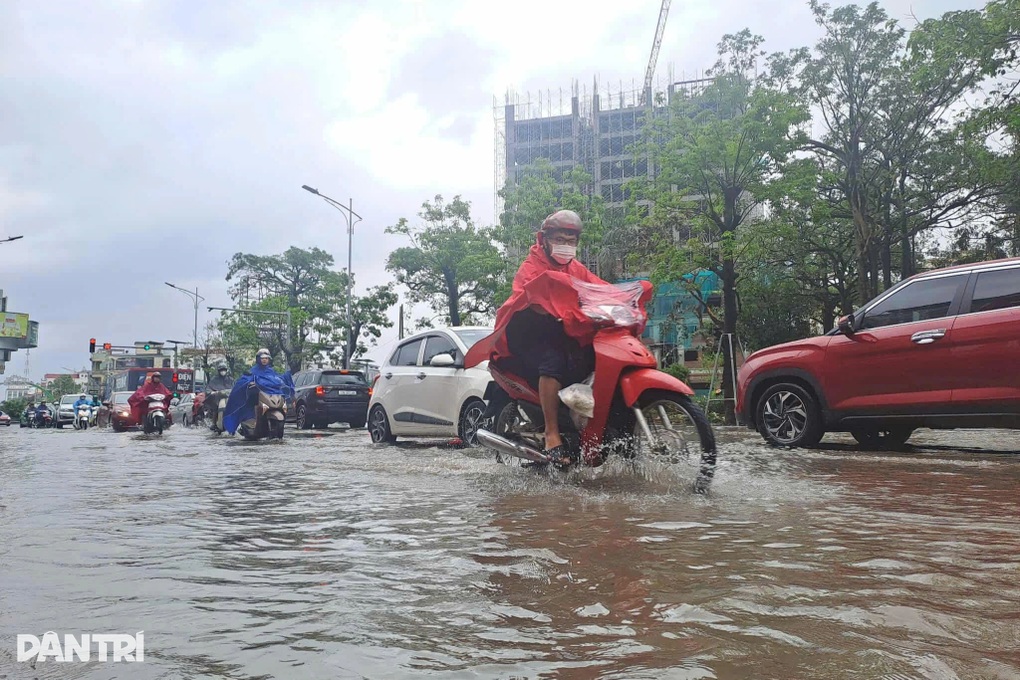 Bão Nongfa áp sát, miền Trung nơi mưa trắng trời, chỗ đã cấm biển - 1 Bão Nongfa áp sát, miền Trung nơi mưa trắng trời, chỗ đã cấm biển - 1