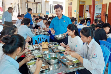 Thầy cô xuống bếp nấu cơm cho học trò vùng ngập lũ