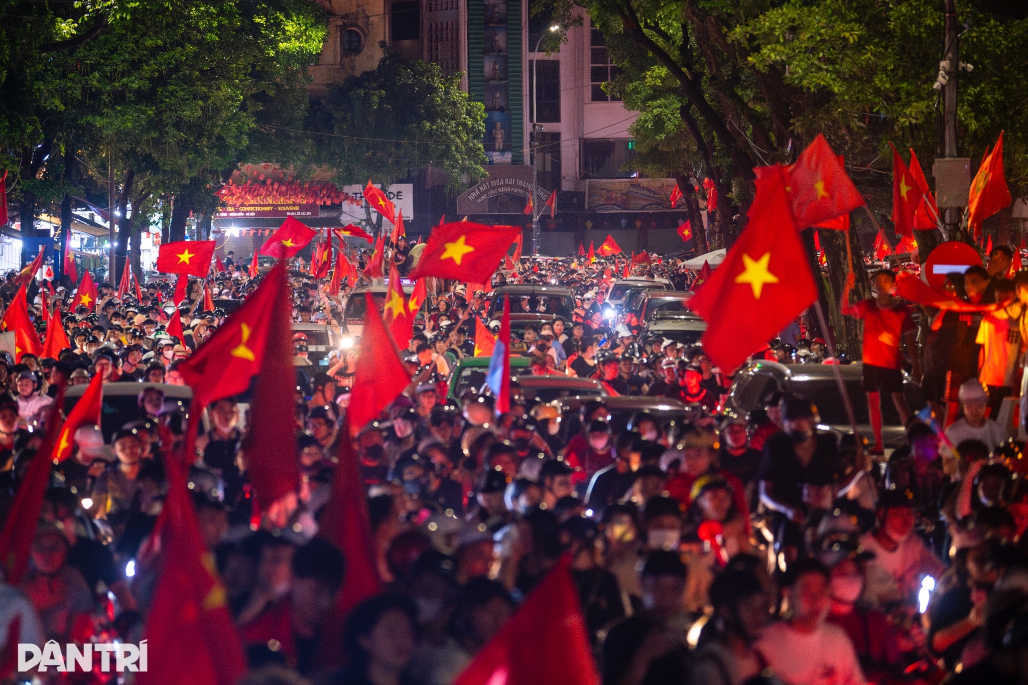Biển người đỏ rực, Hà Nội không ngủ ăn mừng U23 vô địch Đông Nam Á - 1