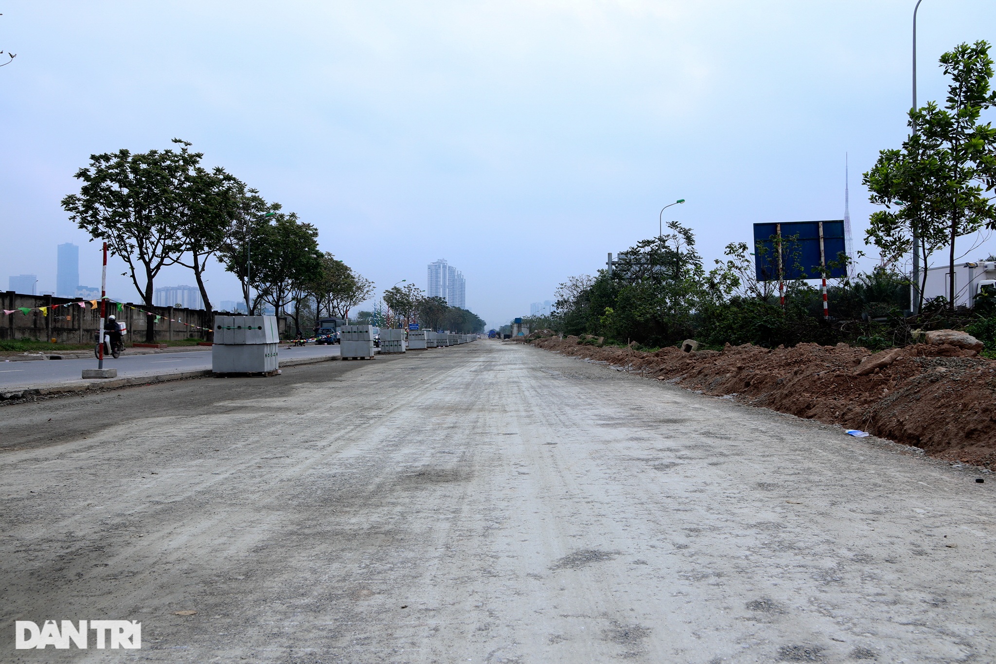 Di dời hàng trăm cây xanh, mở rộng đường gom Đại Lộ Thăng Long - 10 Di dời hàng trăm cây xanh, mở rộng đường gom Đại Lộ Thăng Long - 10
