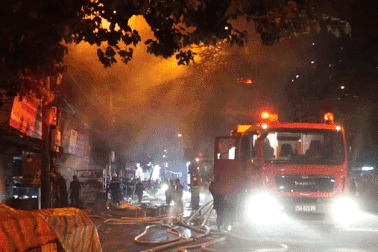 Hình ảnh lính cứu hỏa dập tắt đám cháy 3 ki-ốt liên tiếp ở Hà Nội