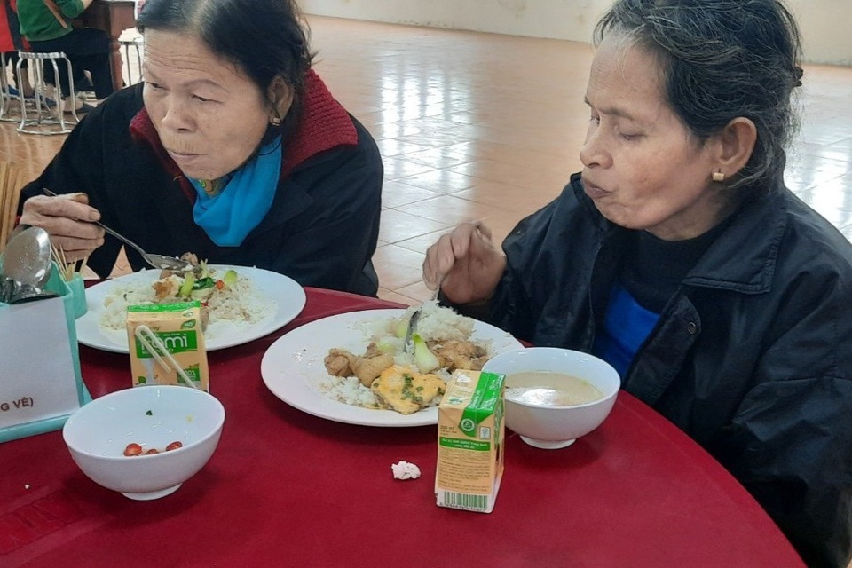 Người lao động nghèo, sinh viên xa nhà ấm lòng với Quán cơm 5000 - 9 Người lao động nghèo, sinh viên xa nhà ấm lòng với Quán cơm 5000 - 9