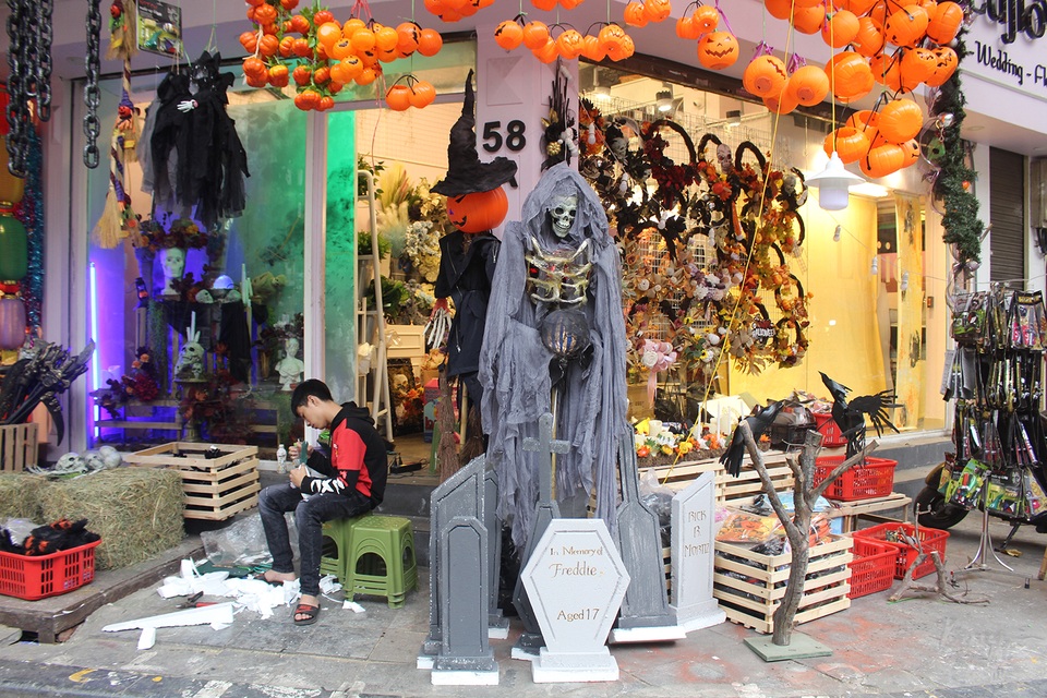 Phố Hàng Mã ngập tràn đồ chơi ma quỷ, rùng rợn trước thềm Halloween - 3 Phố Hàng Mã ngập tràn đồ chơi ma quỷ, rùng rợn trước thềm Halloween - 3
