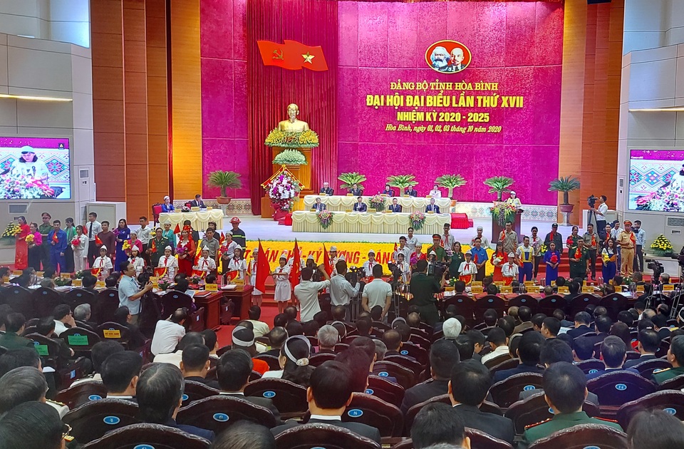 Chủ tịch Quốc hội: Sáng suốt lựa chọn cán bộ “vừa hồng vừa chuyên” - 1 Chủ tịch Quốc hội: Sáng suốt lựa chọn cán bộ “vừa hồng vừa chuyên” - 1
