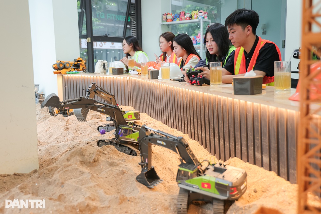 Hà Nội: Quán cà phê công trường, khách đến lái máy xúc, xe ben - 1