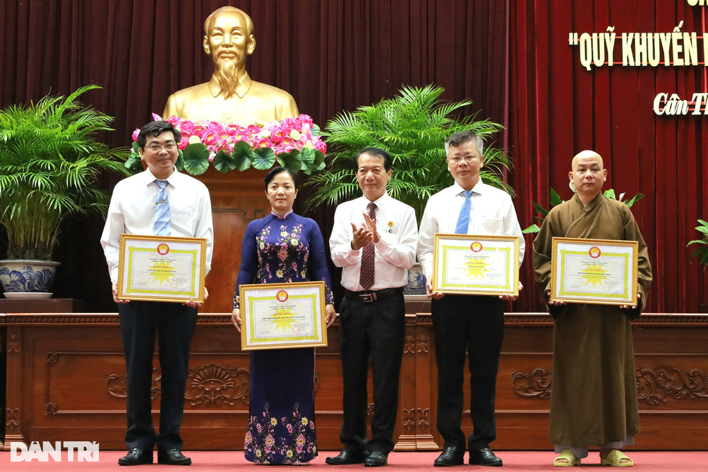 Hơn 39 tỷ đồng đóng góp cho công tác khuyến học TP Cần Thơ - 2 Hơn 39 tỷ đồng đóng góp cho công tác khuyến học TP Cần Thơ - 2