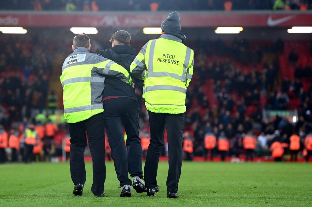 Cổ động viên đốn hạ Robertson khiến Klopp nổi giận - 4 Cổ động viên đốn hạ Robertson khiến Klopp nổi giận - 4