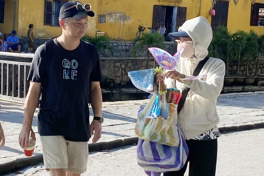 Người bán hàng ở Hội An bị tố chửi bới đòi đốt vía khách vì hỏi nhiều? - 2 Người bán hàng ở Hội An bị tố chửi bới đòi đốt vía khách vì hỏi nhiều? - 2