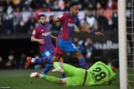 Aubameyang lập cú đúp, Barcelona thắng đậm trên sân Valencia