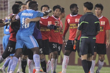 Nhiều ngoại binh tham gia màn ẩu đả trên sân Ninh Bình