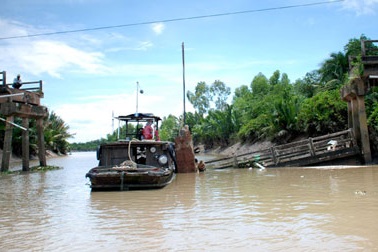 Sà lan tông sập cầu, dân phải lụy đò