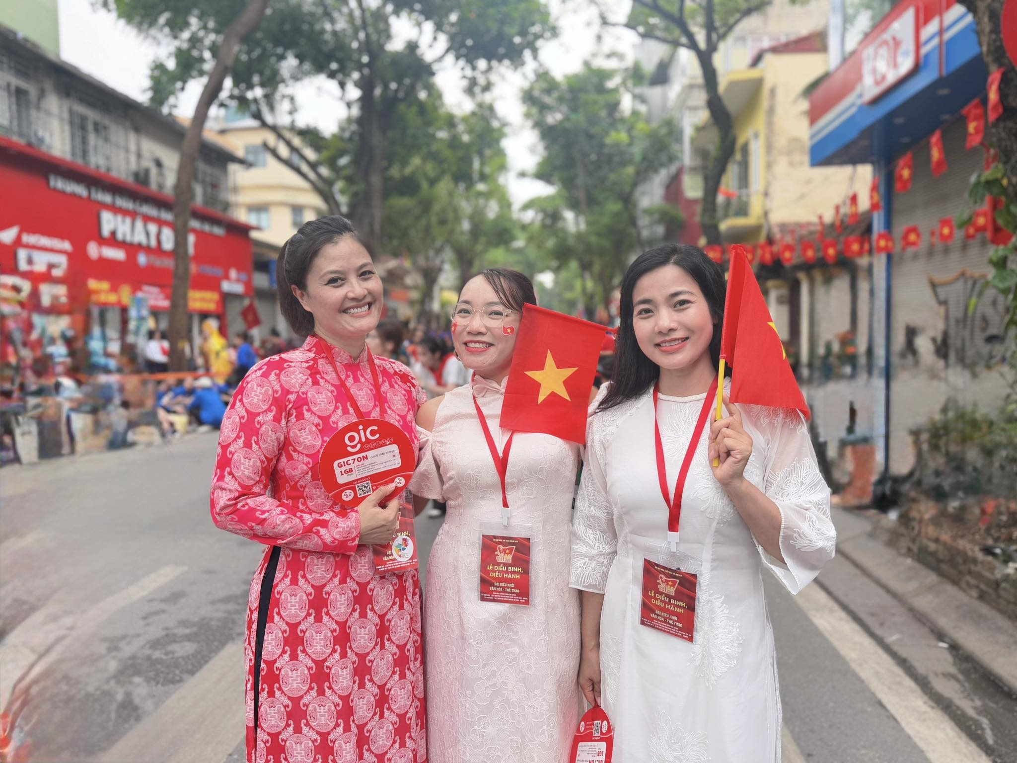 NSND Xuân Bắc đến thăm dàn nghệ sĩ hợp luyện ở Quảng trường Ba Đình - 6