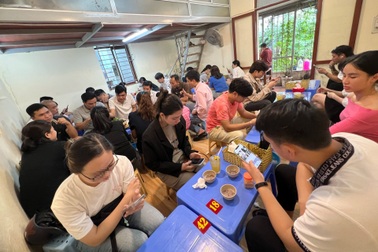 Người Hà Nội xếp hàng lấy số, chờ gần 60 phút để ăn suất bún đậu mắm tôm