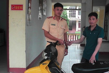 Vui mừng được CSGT trao trả chiếc xe bị mất cắp... 5 năm trước