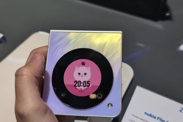 Cận cảnh Nubia Flip 5G - Smartphone gập với màn hình tròn bên ngoài