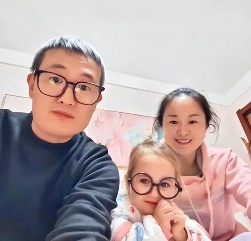 Cặp đôi ở Trung Quốc sinh con gái tóc vàng mắt xanh, cặp đôi lo nhầm - 1 Cặp đôi ở Trung Quốc sinh con gái tóc vàng mắt xanh, cặp đôi lo nhầm - 1