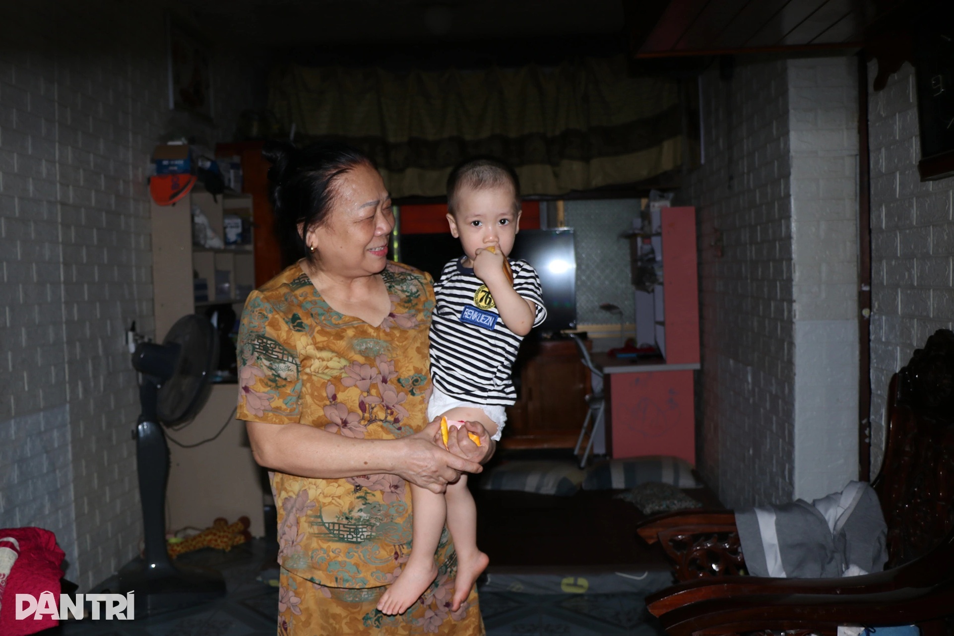 Người dân sống nơm nớp trong chung cư tuổi đời nửa thế kỷ, trần rơi lả tả - 8