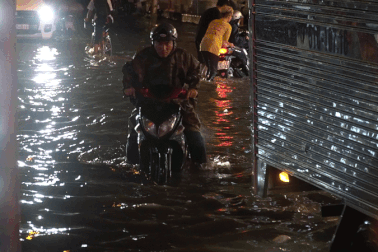 Nhiều phương tiện chết máy sau cơn mưa lớn đầu mùa ở TPHCM