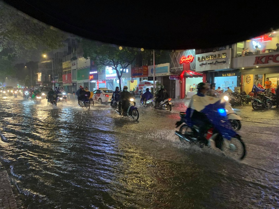 Mưa tối trời, Sài Gòn ngập nặng, kẹt xe đến tận nửa đêm - 6 Mưa tối trời, Sài Gòn ngập nặng, kẹt xe đến tận nửa đêm - 6