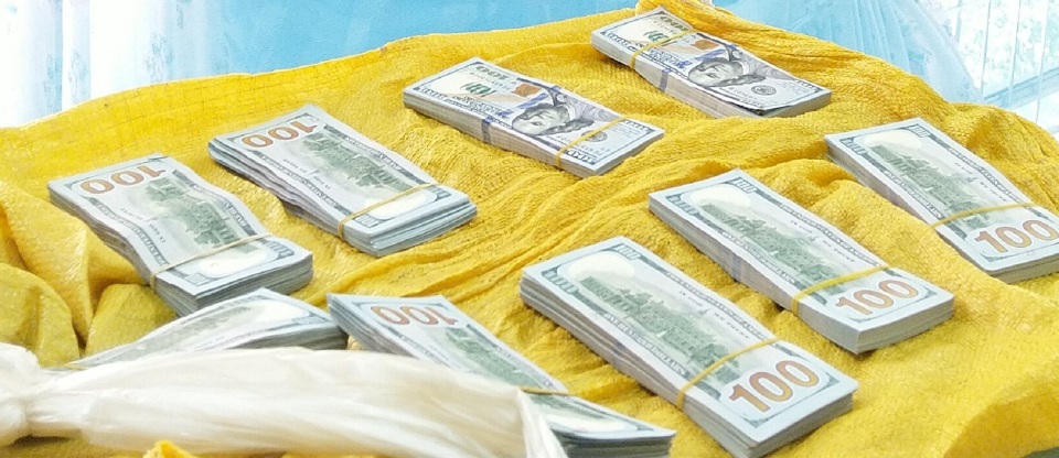 Vác hơn 86.000 USD qua biên giới để đổi lấy 200 nghìn đồng - 3 Vác hơn 86.000 USD qua biên giới để đổi lấy 200 nghìn đồng - 3