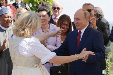 Tổng thống Putin lên tiếng sau ồn ào đám cưới Ngoại trưởng Áo
