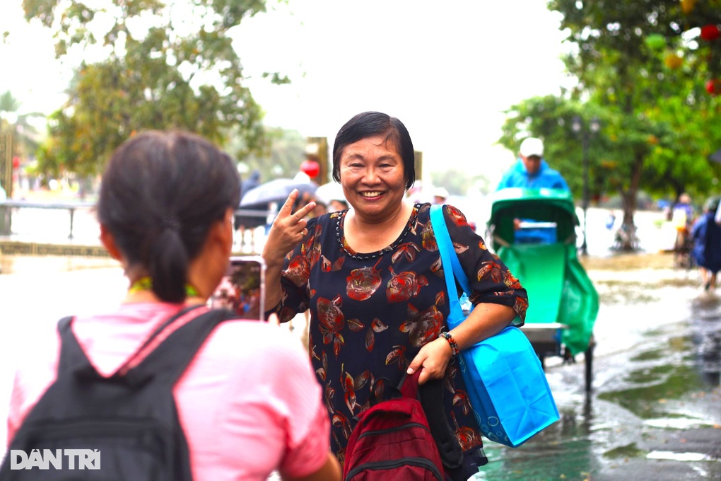 Du-khach-tham-quan-hoi-an-mua-nuoc-lut_congbinh 2 Du-khach-tham-quan-hoi-an-mua-nuoc-lut_congbinh 2