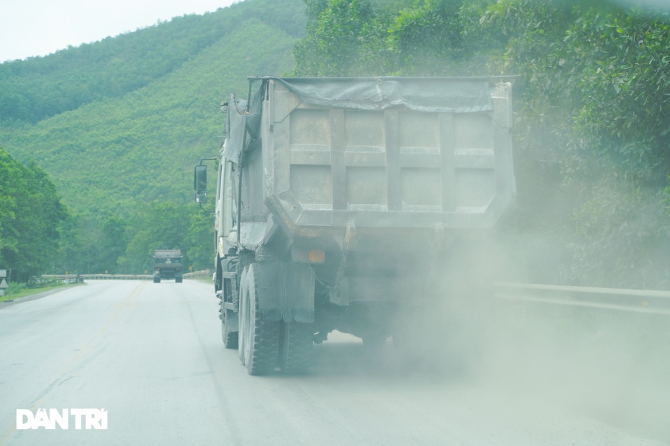 Binh đoàn xe hổ vồ hoành hành trên khắp các tuyến đường ở Quảng Ninh - 3 Binh đoàn xe hổ vồ hoành hành trên khắp các tuyến đường ở Quảng Ninh - 3