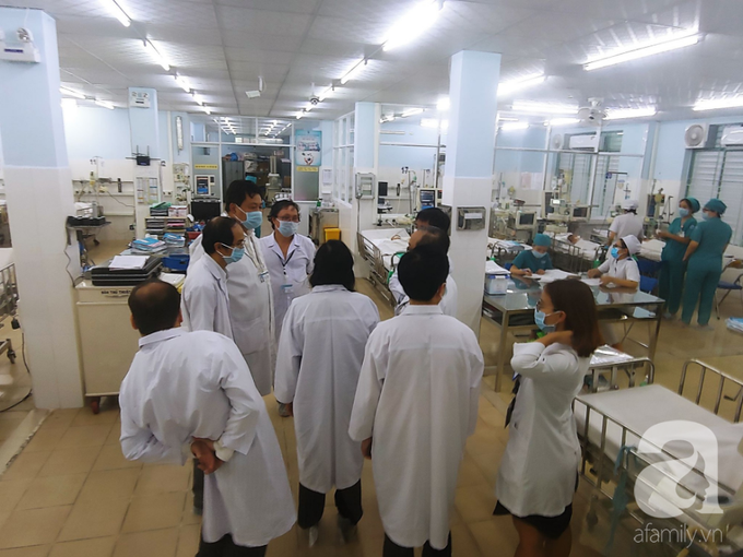 Bộ trưởng Y tế trực tiếp thị sát dịch sởi tại TP.HCM, cảnh báo các bà mẹ không chích ngừa sẽ lãnh hậu quả - Ảnh 6. Bộ trưởng Y tế trực tiếp thị sát dịch sởi tại TP.HCM, cảnh báo các bà mẹ không chích ngừa sẽ lãnh hậu quả - Ảnh 6.