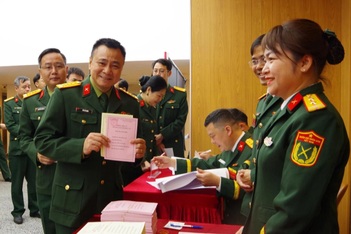 NSND Công Lý, NSND Tự Long rộn ràng đi bầu cử