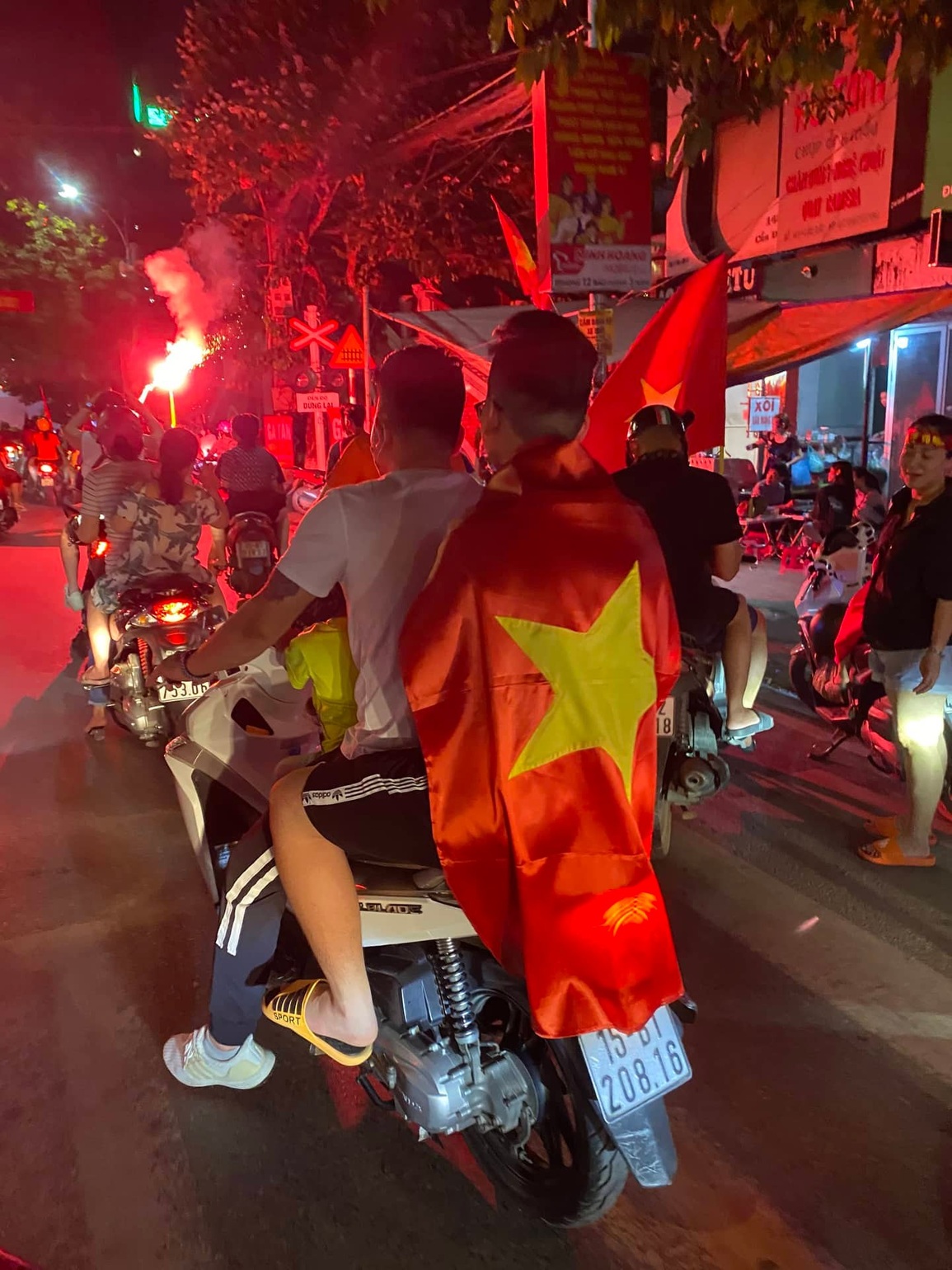 Người hâm mộ nhuộm đỏ mọi nẻo đường mừng Việt Nam vô địch - 21 Người hâm mộ nhuộm đỏ mọi nẻo đường mừng Việt Nam vô địch - 21