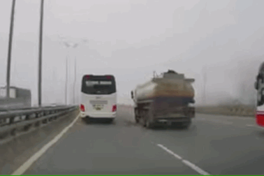 Thấy nguy hiểm phía trước, nên bật đèn khẩn cấp hay xi-nhan báo cho xe sau?