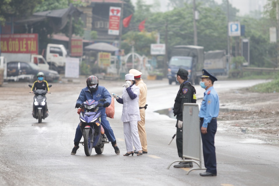 Hà Nội: Cảnh kiểm tra thân nhiệt người ra vào ở cửa ngõ phía tây thành phố - 9 Hà Nội: Cảnh kiểm tra thân nhiệt người ra vào ở cửa ngõ phía tây thành phố - 9