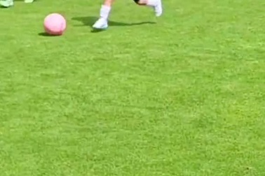 Cậu bé 4 tuổi người Nhật Bản gây kinh ngạc với kỹ năng đi bóng và dứt điểm