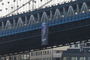 Chân dung Tổng thống Putin bất ngờ được treo trên cầu ở Mỹ