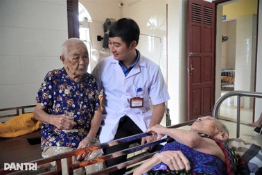 Bác sĩ 9X gắn bó với mái nhà chung của những phận đời đặc biệt