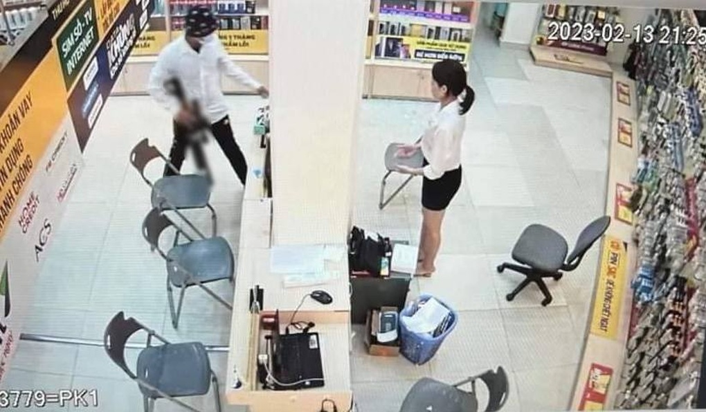 Bắt được đối tượng mang súng cướp điện thoại ở cửa hàng Thế giới di động - 1 Bắt được đối tượng mang súng cướp điện thoại ở cửa hàng Thế giới di động - 1